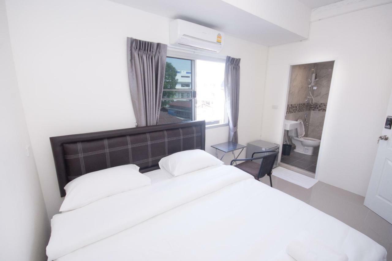 Ninaguesthouse Bangkok Exterior photo